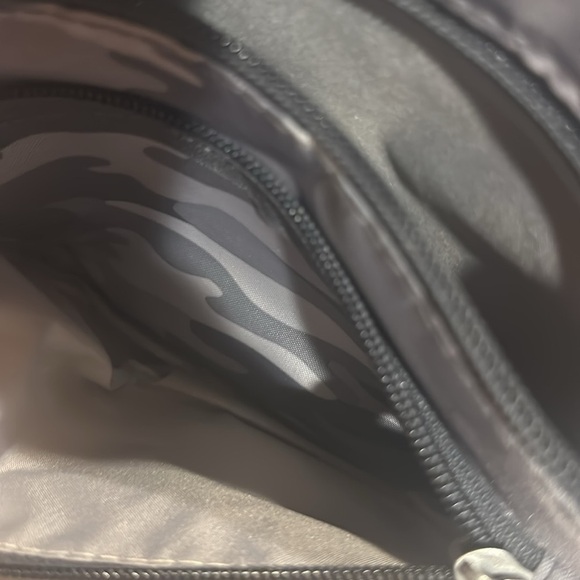 Baggallini light grey camouflage travel bag w multiple zippers pockets & strap - Picture 10 of 11